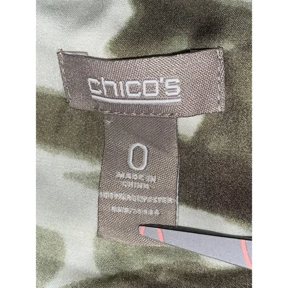 CHICO'S Sz 0 (SMALL) Palm Print Roll Tab Short Sleeve Safari Blouse Pockets VGUC - Picture 8 of 10